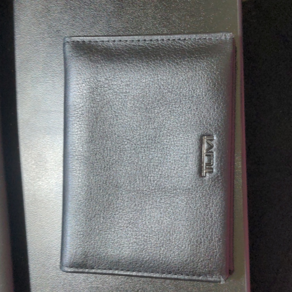 TUMI trifold wallet EUC black leather